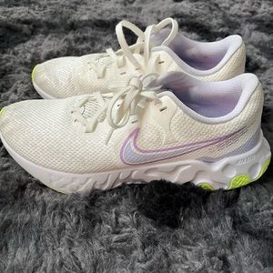 Womens size 9 Nike Renew Ride 2